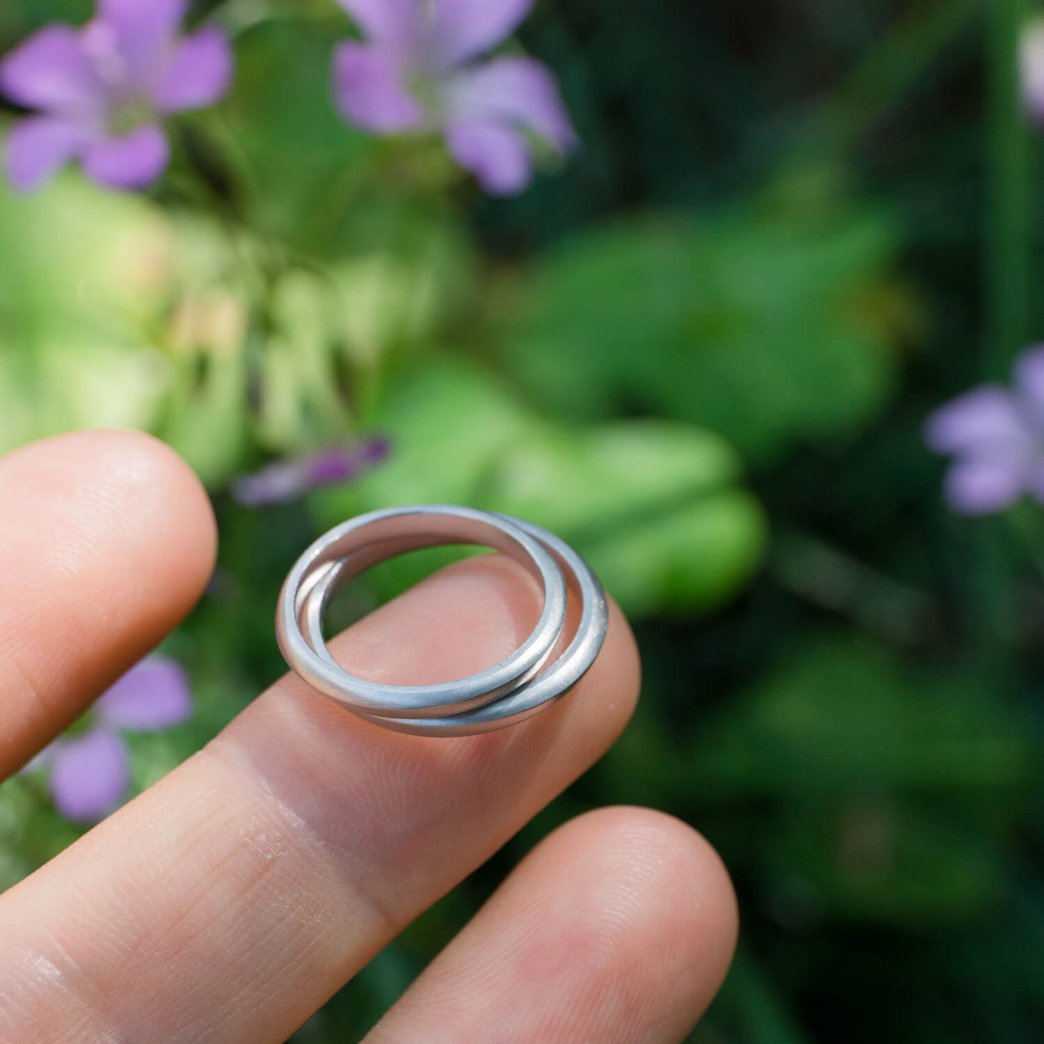 オーダーメイドマリッジリング　屋久島ジュエリーのアトリエ　庭　屋久島の緑バック　プラチナ　屋久島でつくる結婚指輪