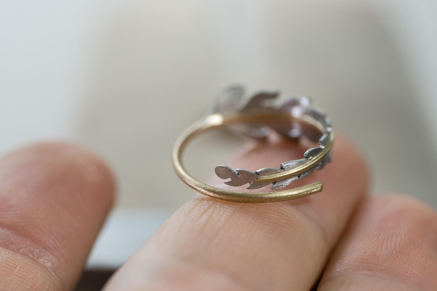 オーダーメイドマリッジリングの制作風景　ジュエリーのアトリエ　屋久島のシダモチーフリング　指の上　ゴールド、プラチナ　屋久島でつくる結婚指輪