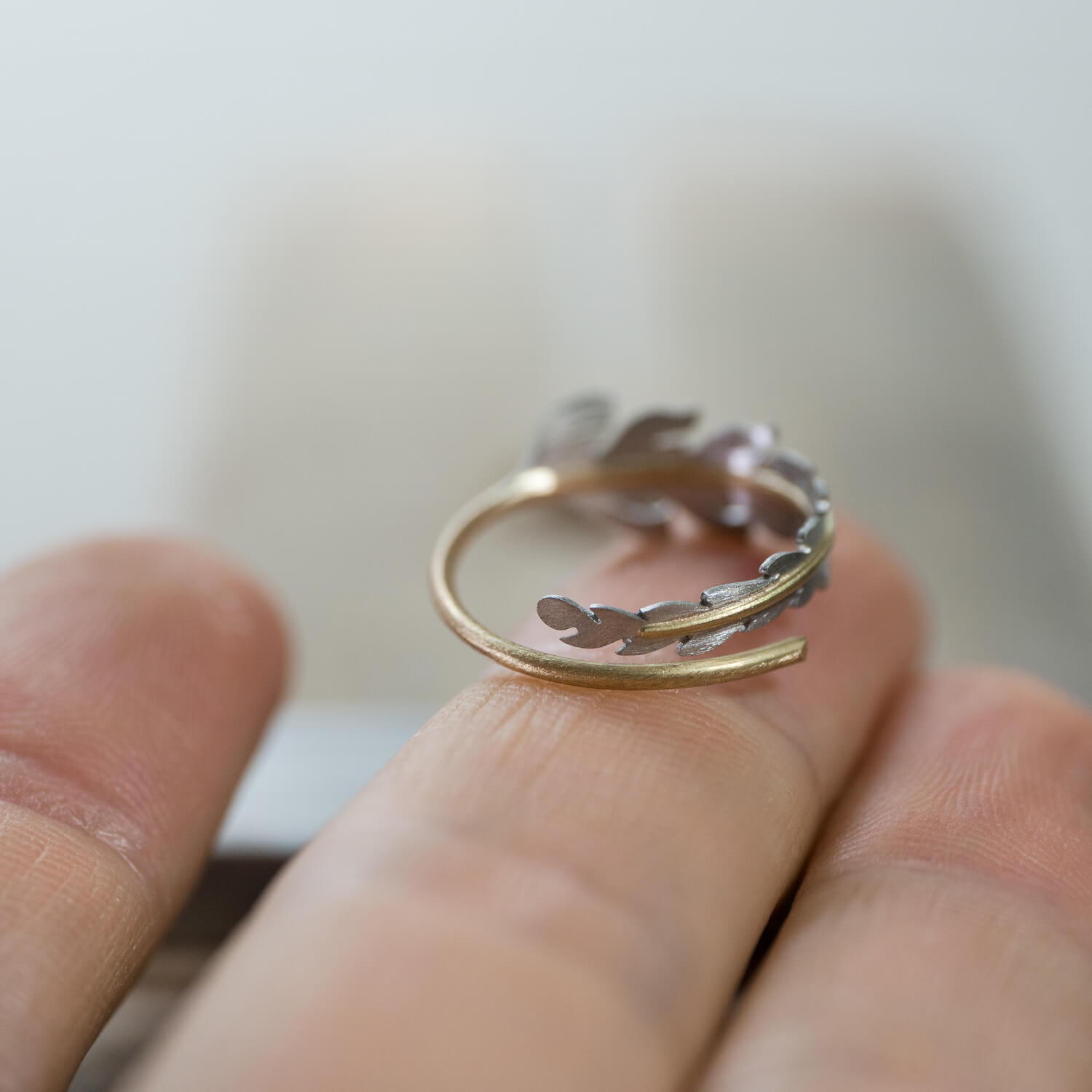 オーダーメイドマリッジリングの制作風景　ジュエリーのアトリエ　屋久島のシダモチーフリング　指の上　ゴールド、プラチナ　屋久島でつくる結婚指輪