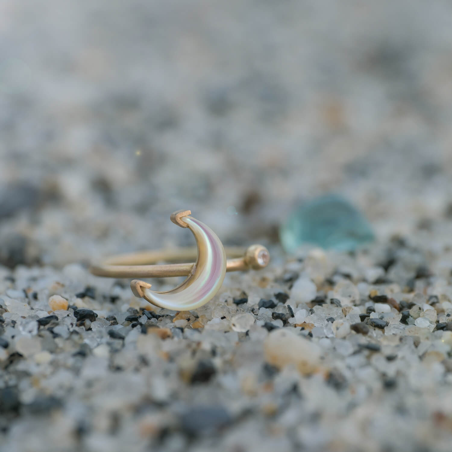 場面２　オーダーメイドエンゲージリング　屋久島の海バック　屋久島の夜光貝、ゴールド　屋久島でつくる婚約指輪