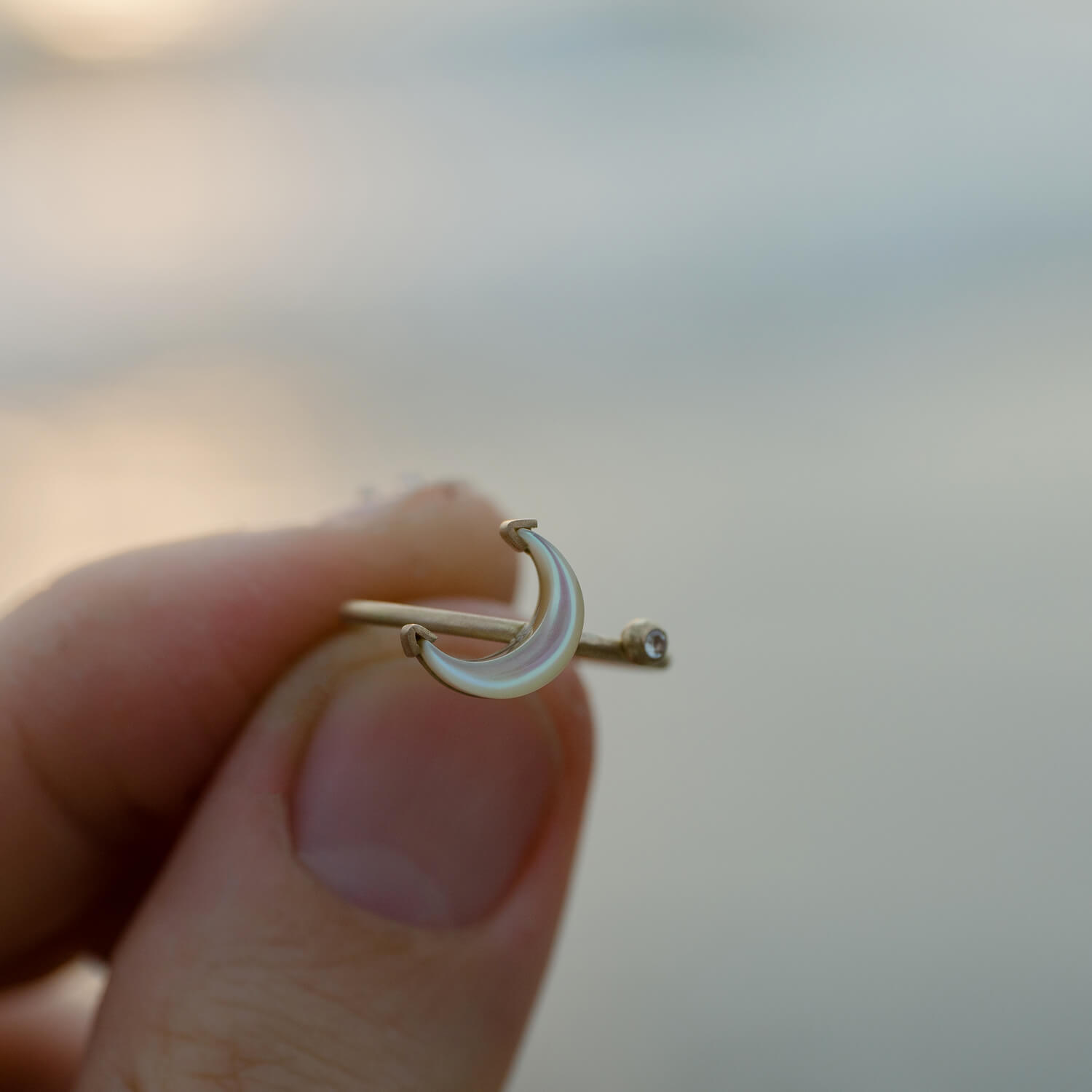 オーダーメイドエンゲージリング　屋久島の海バック　屋久島の夜光貝、ゴールド　屋久島でつくる婚約指輪