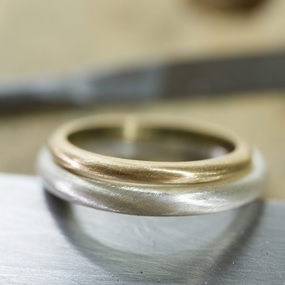 オーダーメイドマリッジリングの制作風景　ジュエリーのアトリエ　作業場に指輪　シルバー、ゴールド　屋久島で作る結婚指輪