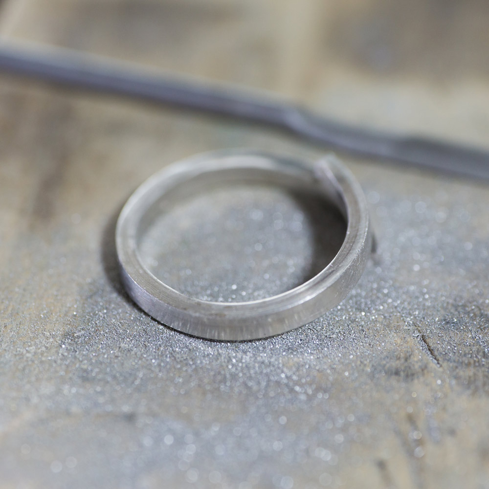 オーダーメイドマリッジリングの制作風景　ジュエリーのアトリエ　作業場に指輪　プラチナ　屋久島で作る結婚指輪