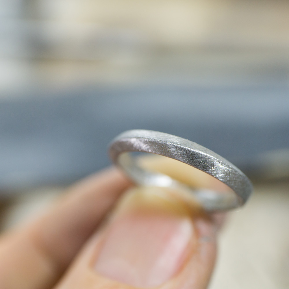 場面２　オーダーメイドマリッジリングの制作風景　ジュエリーのアトリエ　作業場に指輪　プラチナ　屋久島で作る結婚指輪