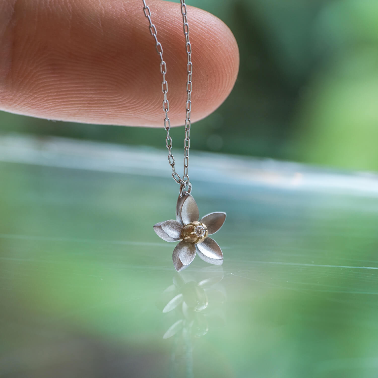 オーダーメイドお花のネックレス　手に持って　屋久島のタンカンの花モチーフ　ゴールド、プラチナ、ダイヤモンド　屋久島でオーダーメイドジュエリー