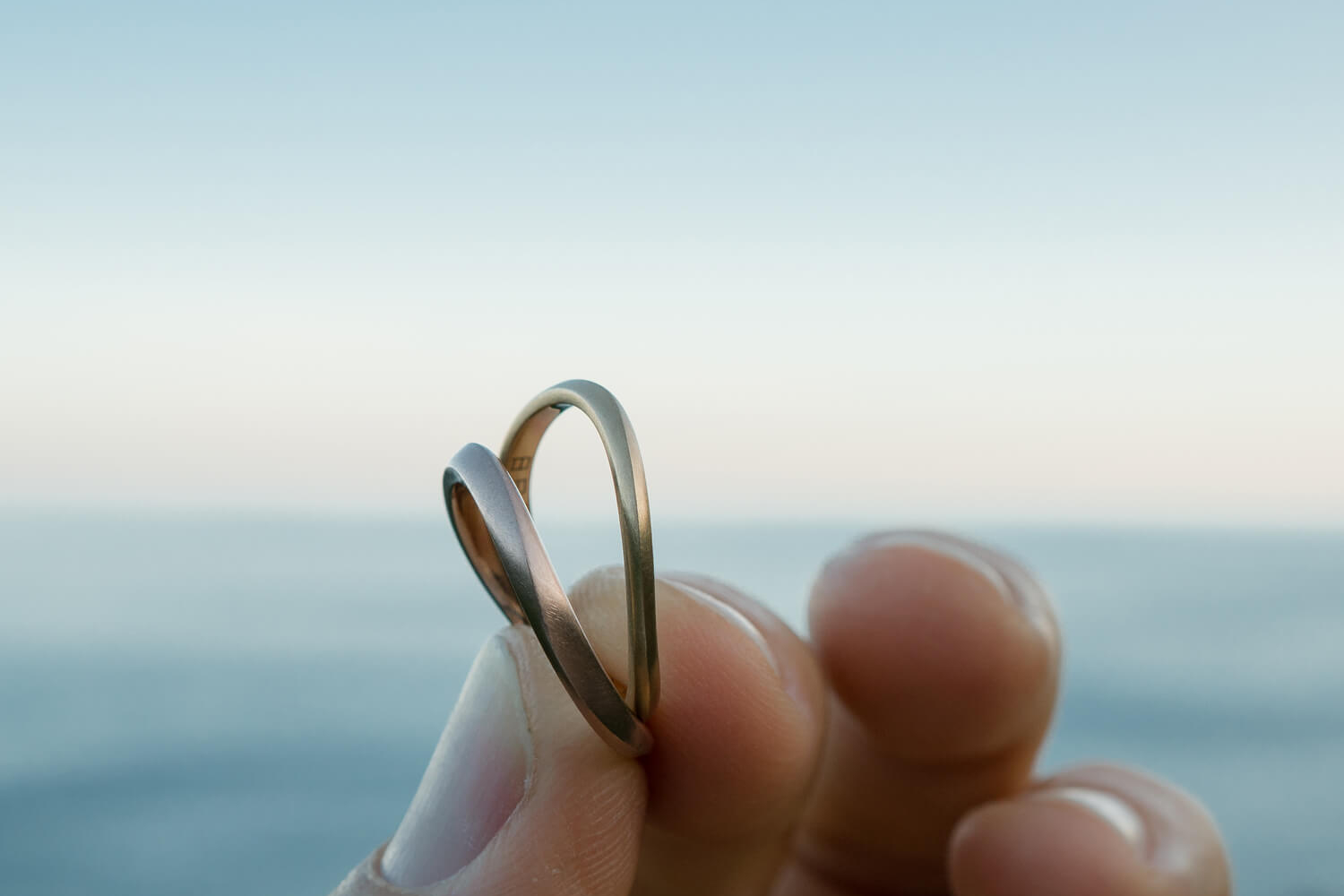 オーダーメイドマリッジリング　屋久島の海バック　ゴールド 屋久島海とジュエリー　屋久島でつくる結婚指輪