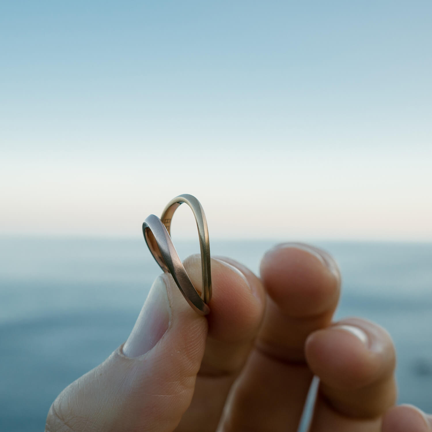 オーダーメイドマリッジリング　屋久島の海バック　ゴールド  屋久島海とジュエリー　屋久島でつくる結婚指輪