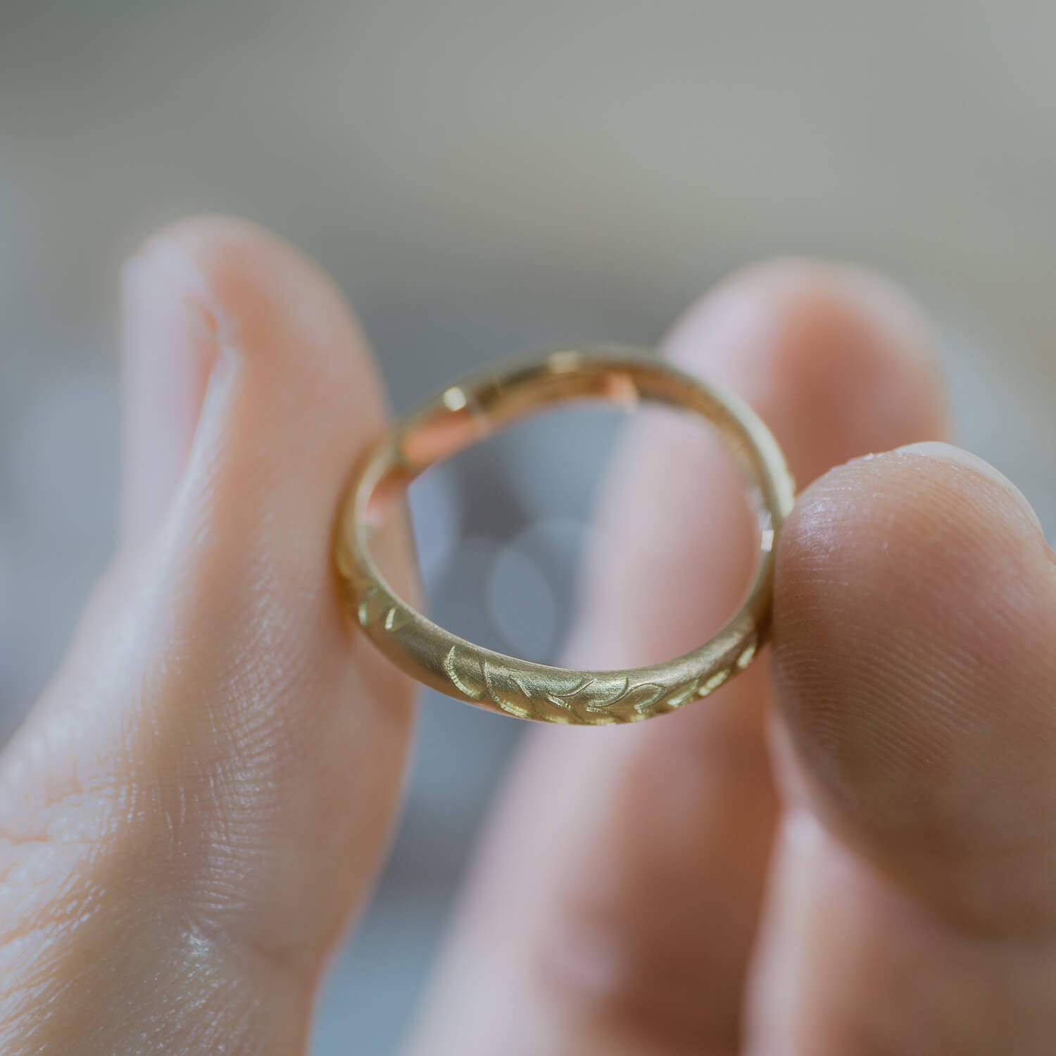 オーダーメイドマリッジリング、ジュエリーのアトリエ　手に持って　イエローゴールド　屋久島のシダモチーフ　屋久島でつくる結婚指輪