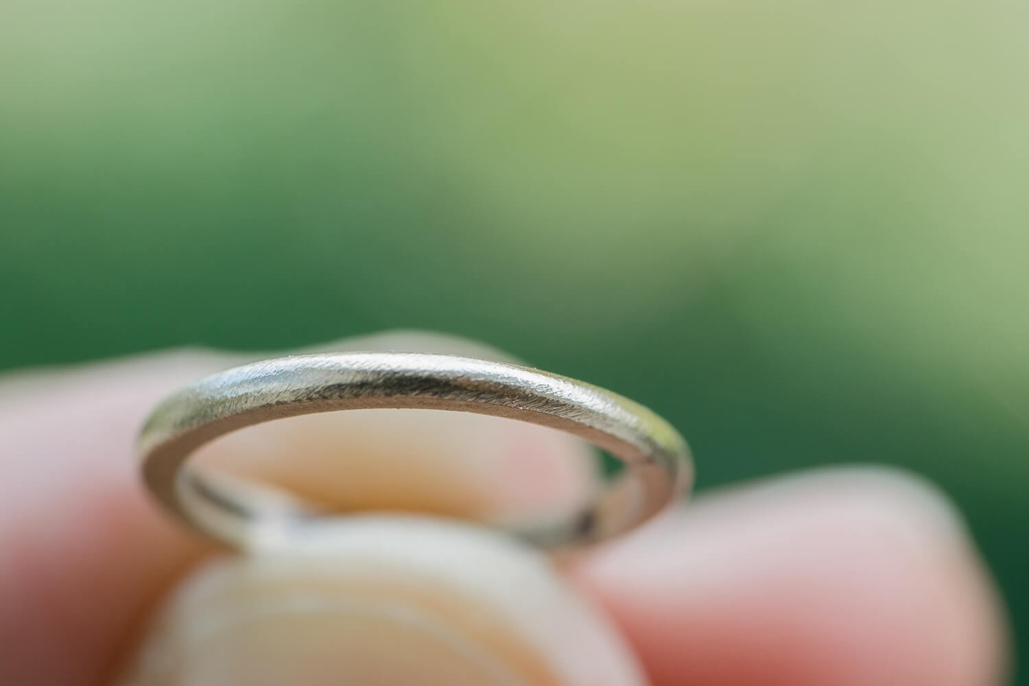 オーダーメイドマリッジリングの制作過程　屋久島の緑バック　ゴールド　屋久島でつくる結婚指輪