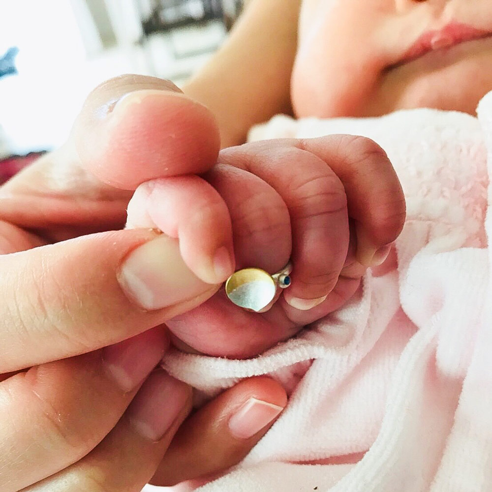 赤ちゃんの指にベビーリング　オーダーメイドのベビーリング　屋久島でオーダーメイド