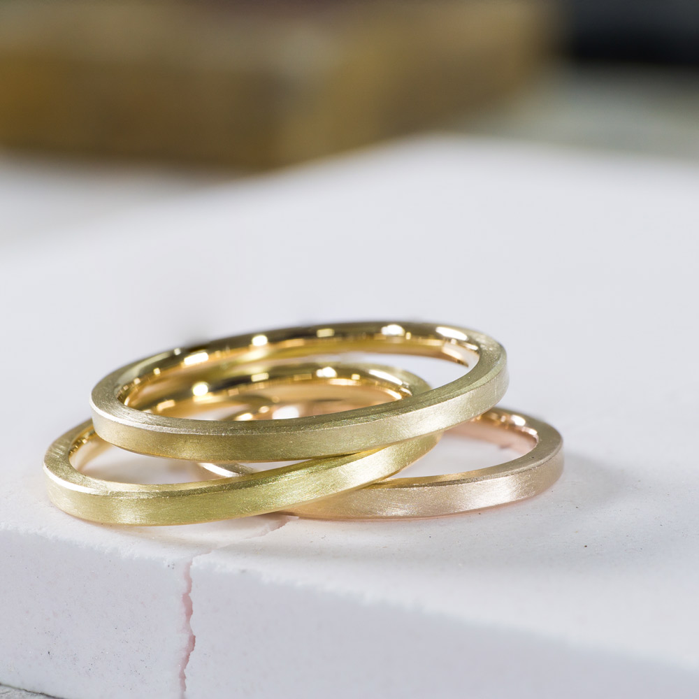 オーダーメイドマリッジリングの素材　ジュエリーのアトリエ　作業場に指輪　ゴールド　屋久島で作る結婚指輪