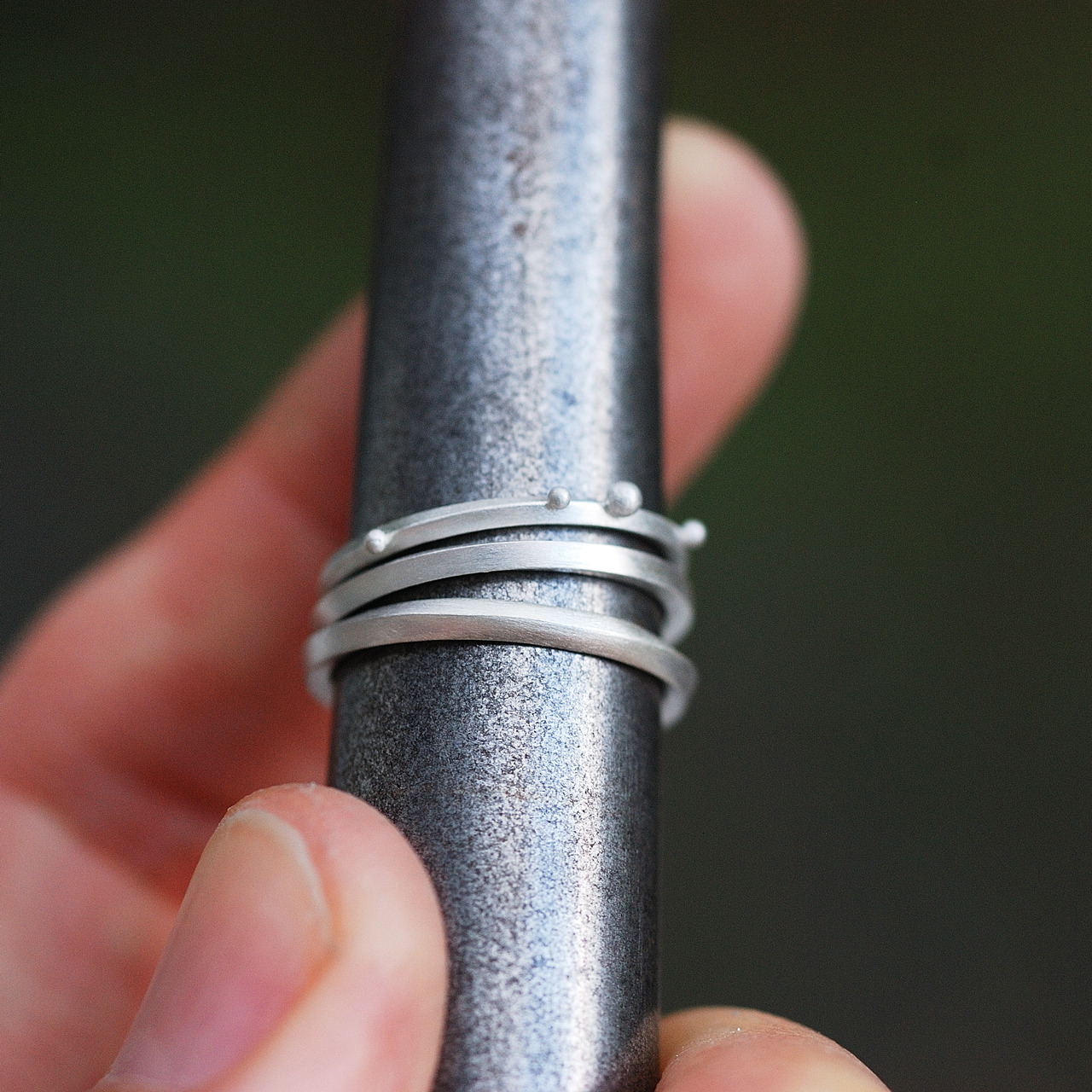 オーダーメイドマリッジリングの制作風景　シルバーでサンプル、サイズゲージ　屋久島の緑バック　屋久島で作る結婚指輪