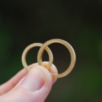 オーダーメイドマリッジリングの制作風景　屋久島の緑バック　ゴールド　屋久島で作る結婚指輪