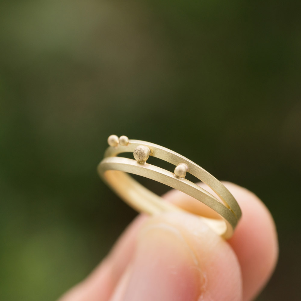 オーダーメイドの結婚指輪　制作途中　屋久島の緑バック　ゴールド