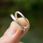 屋久島でつくる結婚指輪　サンプルリング　手に持って　シルバー