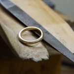 マリッジリングの製作風景　ヤスリとゴールドリング　屋久島で作る結婚指輪