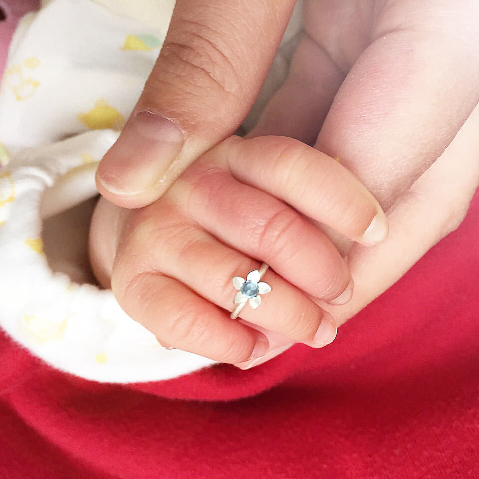 赤ちゃんの指につけたベビーリング　オーダーメイド