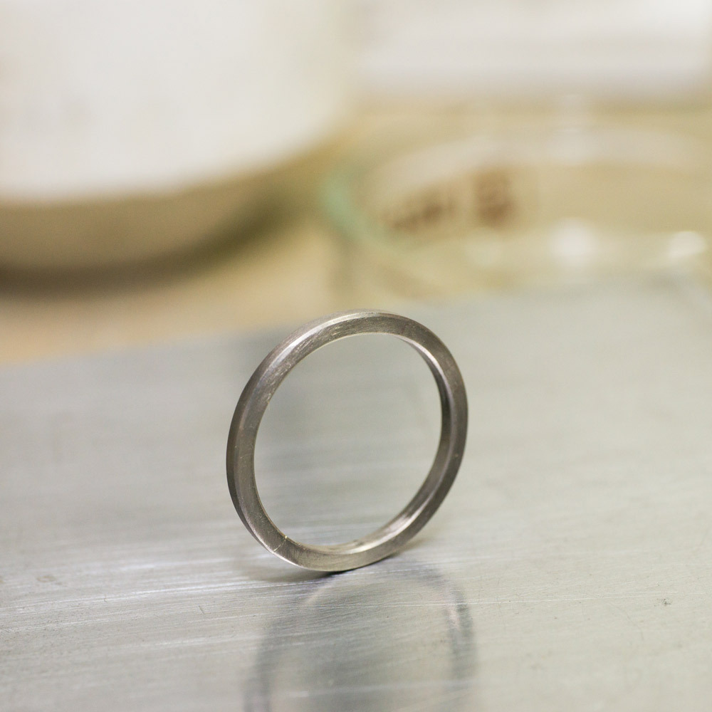 結婚指輪の制作風景　ホワイトゴールドの指輪　作業台の上