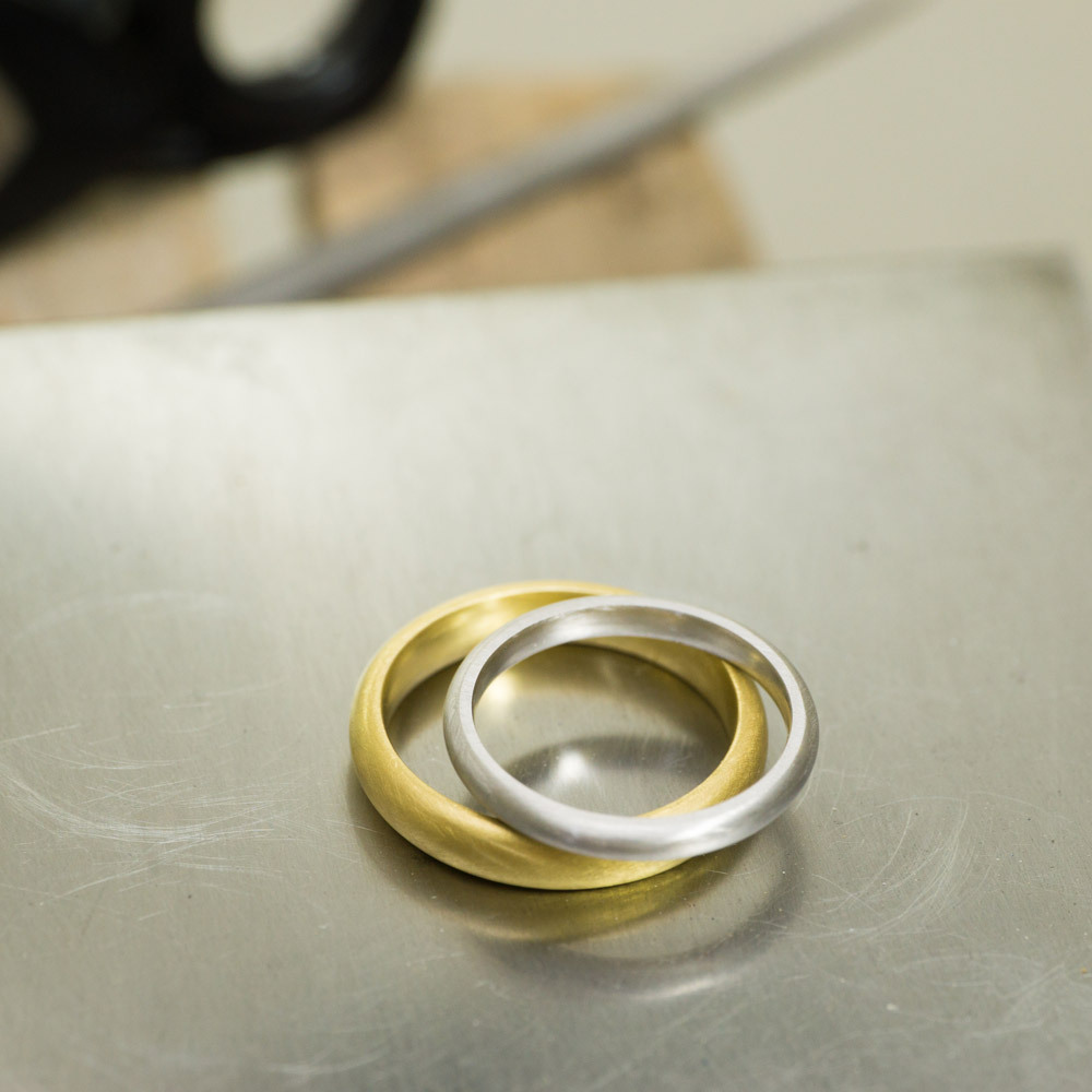 屋久島で作る結婚指輪　作業台の上　プラチナ、ゴールド