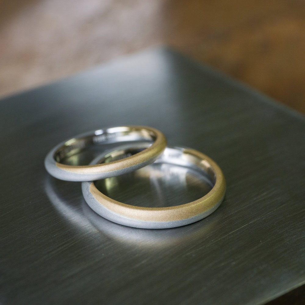 屋久島で作る結婚指輪　月モチーフ　作業台の上　プラチナ、イエローゴールド