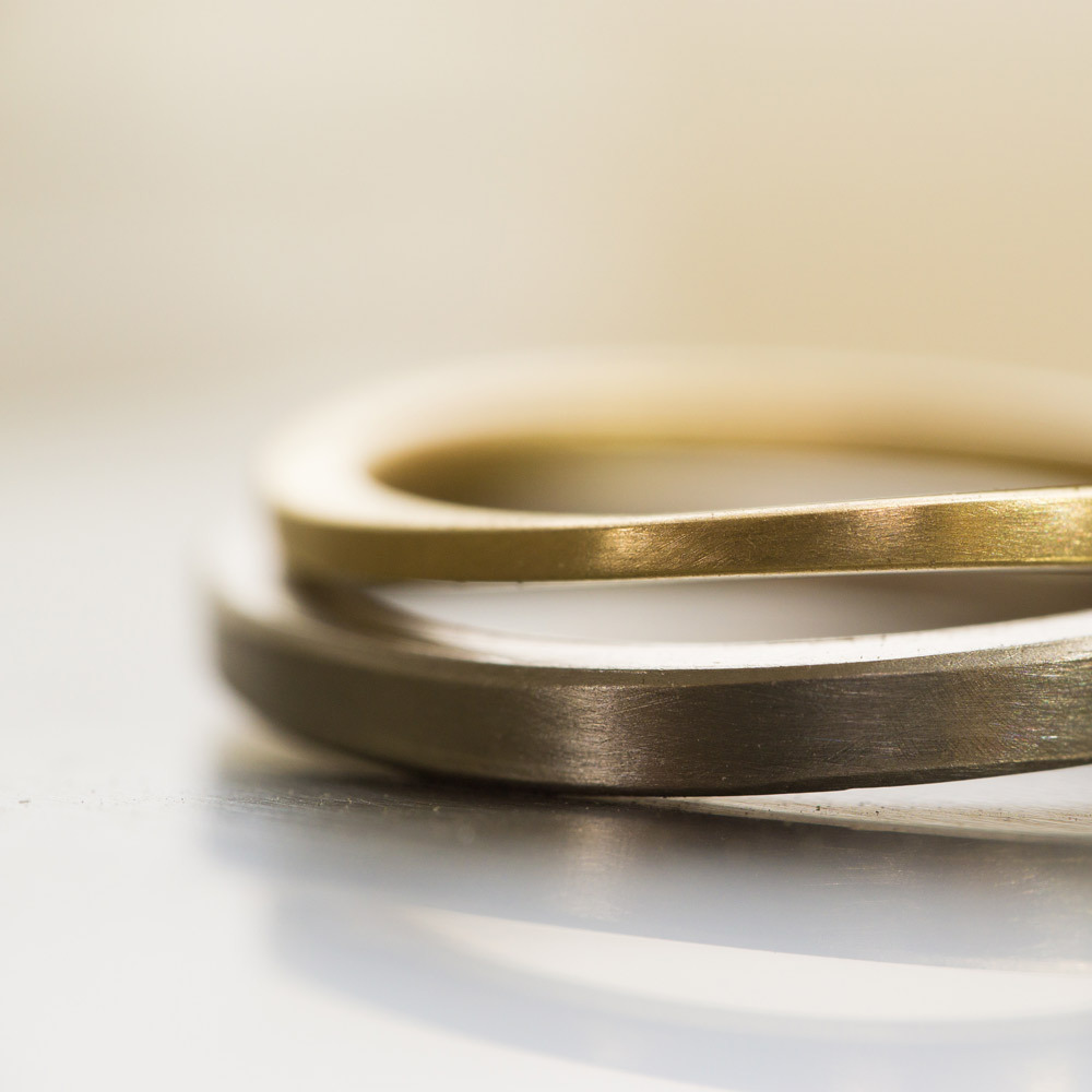 作業台の上　イエローゴールドの指輪とホワイトゴールドの指輪　屋久島で作る結婚指輪　クローズアップ