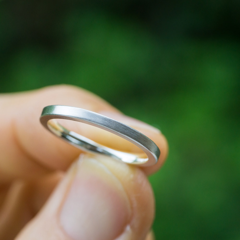 屋久島の緑の中　手に取った結婚指輪