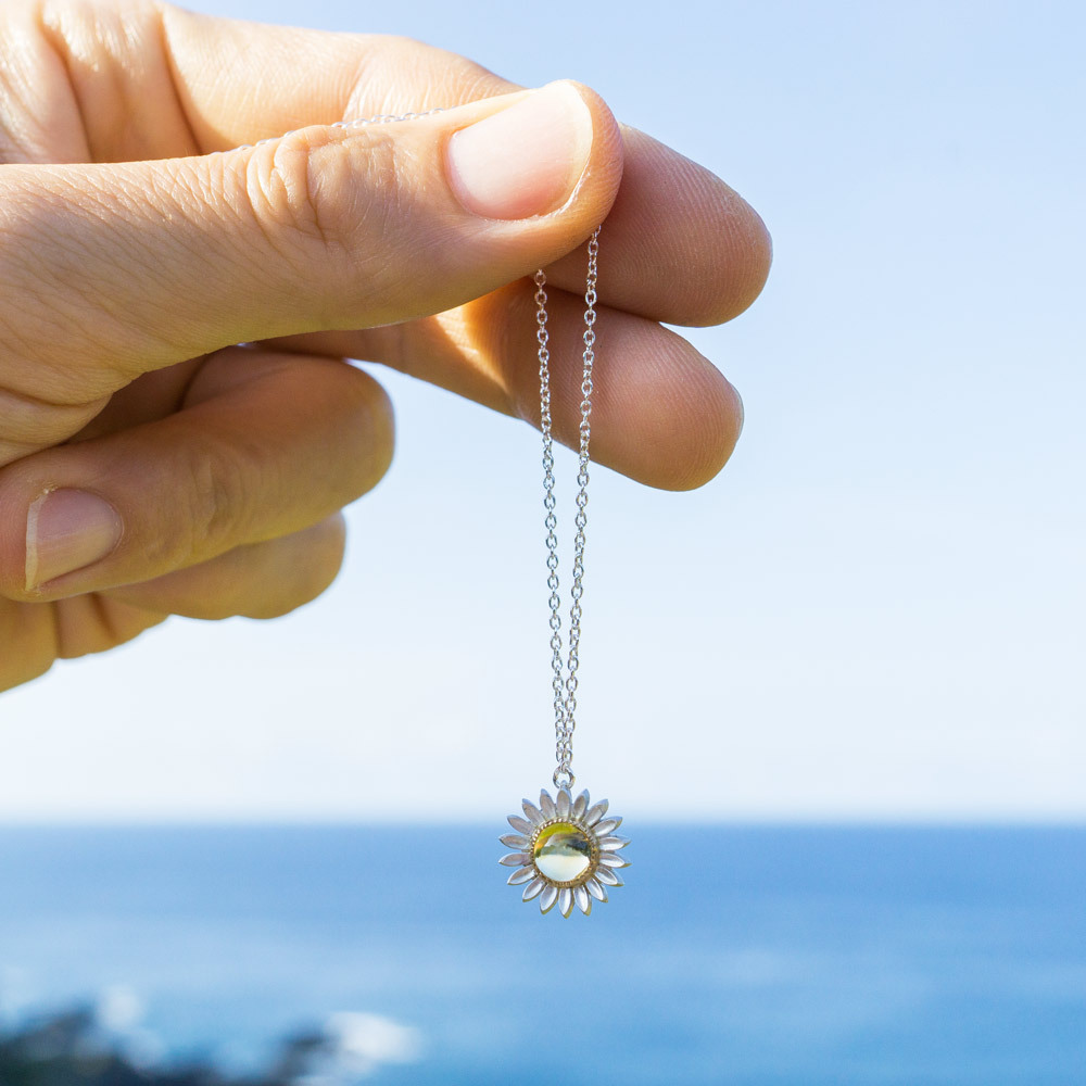 完成したばかりのヒマワリのネックレス。夏真っ盛りの屋久島に似合ってました！ |  屋久島,ジュエリー,オーダーメイドのマリッジリング（結婚・婚約指輪）制作 | Kei Nakamura Jewellery Blog