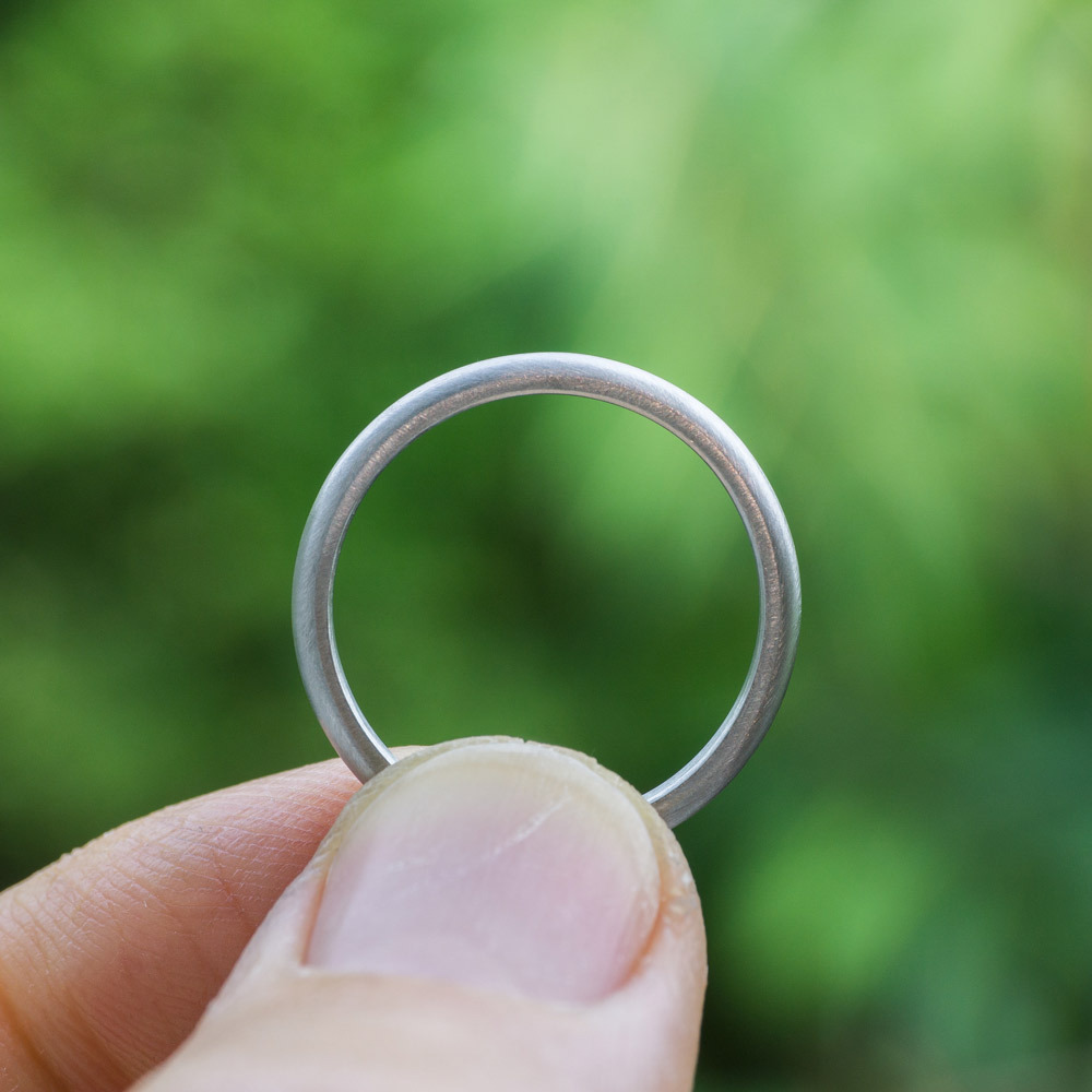 プラチナのマリッジリング　角度３　屋久島の緑バック　屋久島で作る結婚指輪