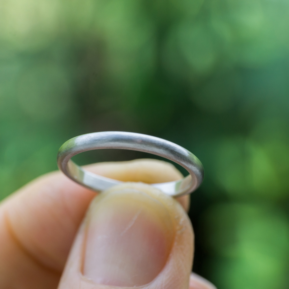 プラチナのマリッジリング　角度２　屋久島の緑バック　屋久島で作る結婚指輪