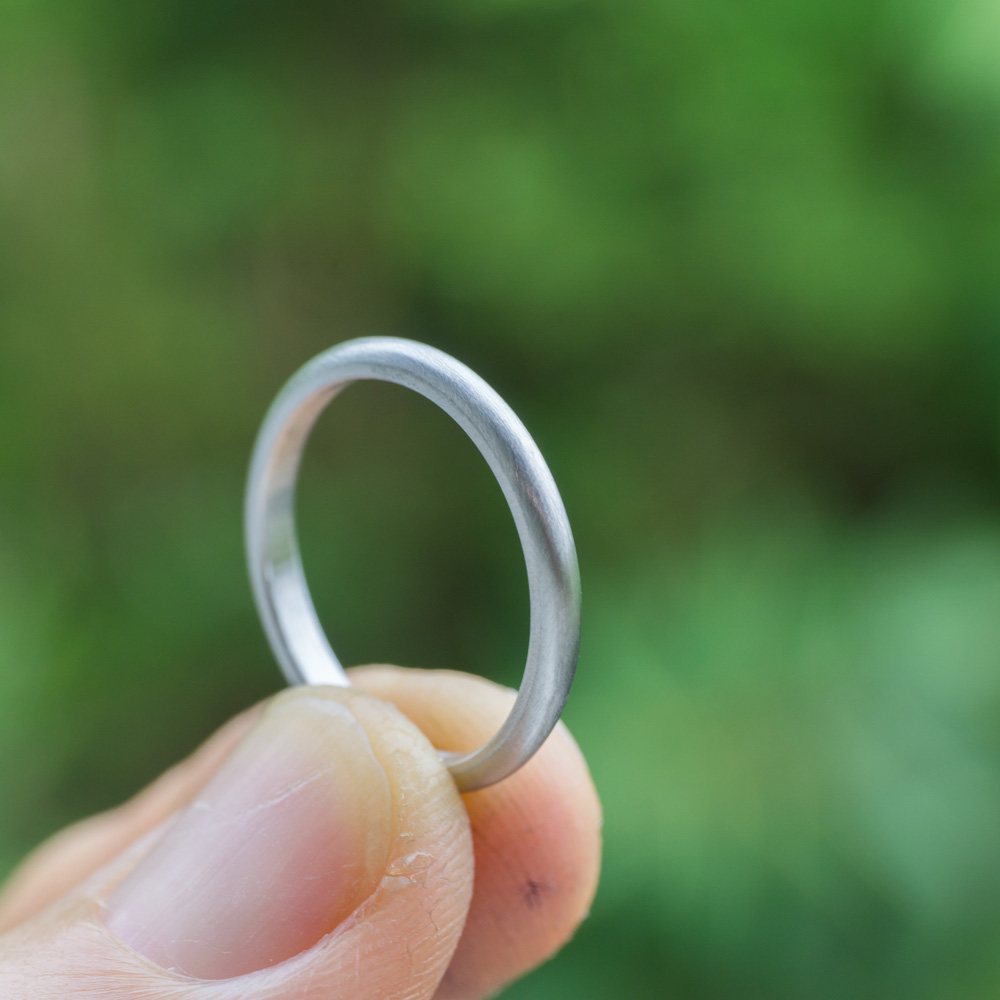 プラチナのマリッジリング　屋久島の緑バック　屋久島で作る結婚指輪