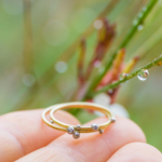 屋久島の雨しずくバック　ゴールドの指輪　手にもって　プラチナ、ダイヤモンド　屋久島でつくる結婚指輪