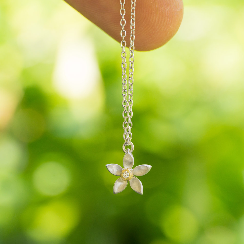 お花のネックレス　シルバー、ダイヤモンド　屋久島の緑バック　ハンドメイド