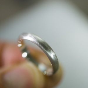 シルバーリング　手に持って　屋久島でつくる結婚指輪