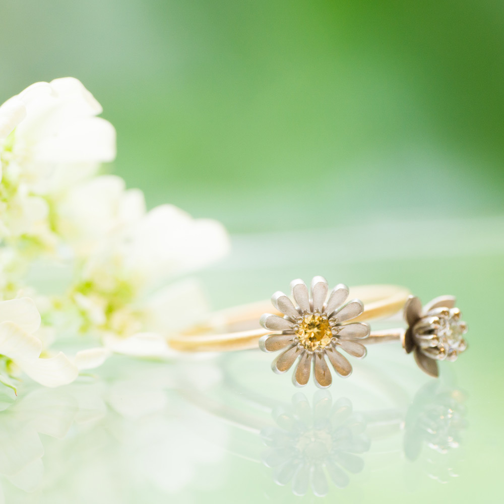 お花の指輪２本　屋久島しずくギャラリーのディスプレイ　ゴールド、シルバープラチナ、ダイヤモンド　婚約指輪
