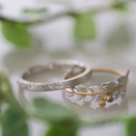 屋久島で作る結婚指輪　葉っぱに囲まれて　シダ模様、プラチナ、ゴールド