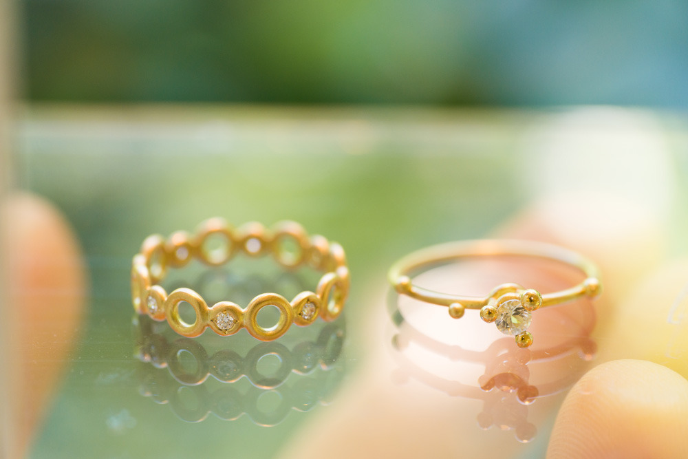 屋久島しずくギャラリー　ジュエリーのディスプレイ　オーダーメイドの婚約指輪、ゴールド、ダイヤモンド