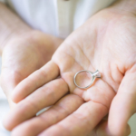 屋久島でつくる結婚指輪　リフォーム前　プラチナ、ダイヤモンド　手に持って