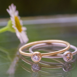 屋久島しずくギャラリー　ジュエリーのディスプレイ　ゴールドとプラチナのリング　ダイヤモンド　屋久島でつくる婚約指輪