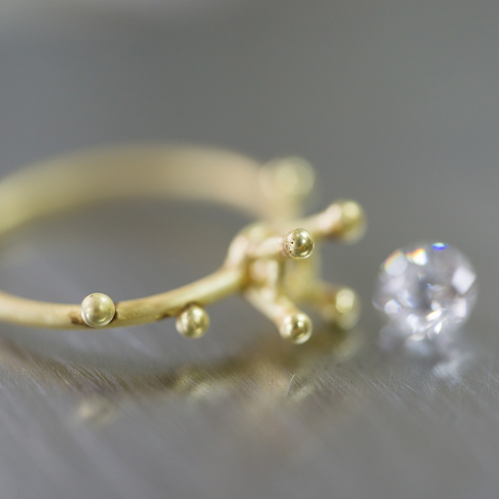 リメイクジュエリーの制作風景　ゴールドのリング、ダイヤモンド　屋久島で作る婚約指輪